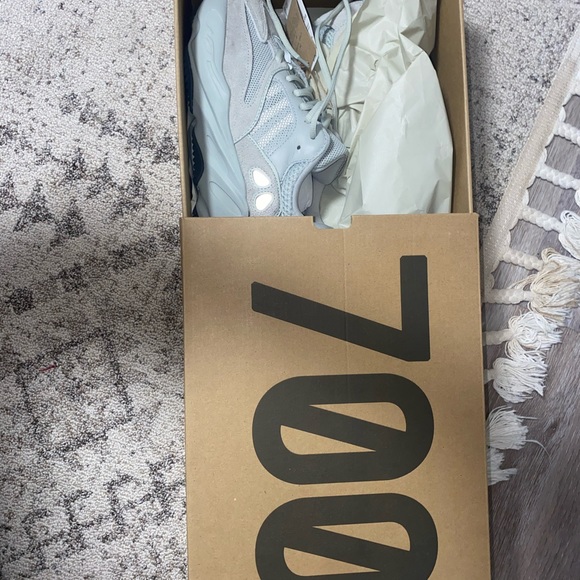Yeezy Boost 700 - Picture 4 of 4